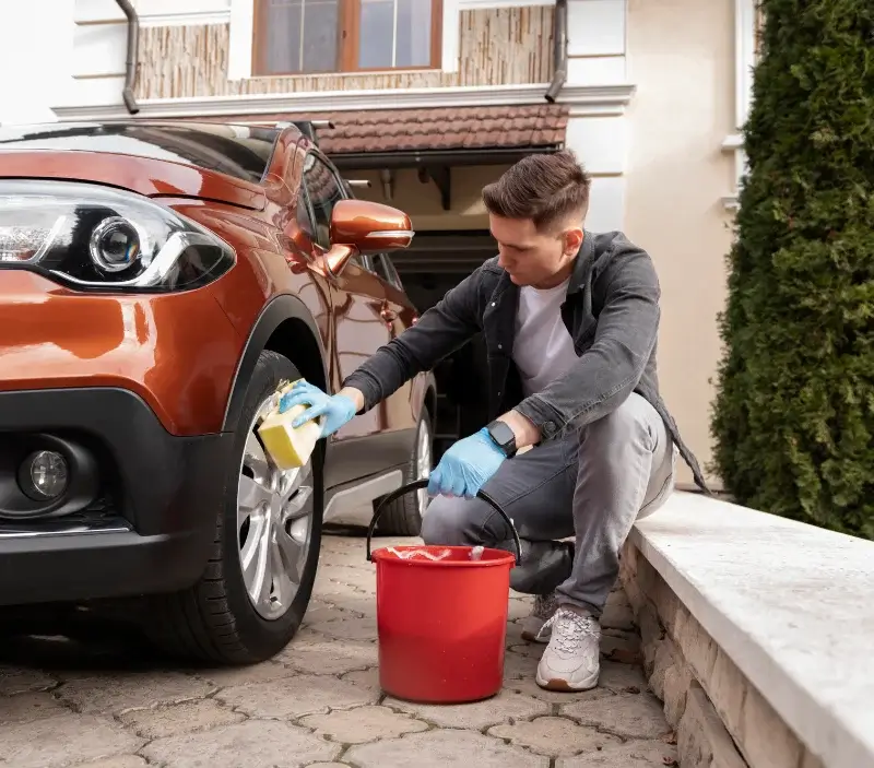 Lavage auto à domicile Loix : professionnel intervenant sur un véhicule